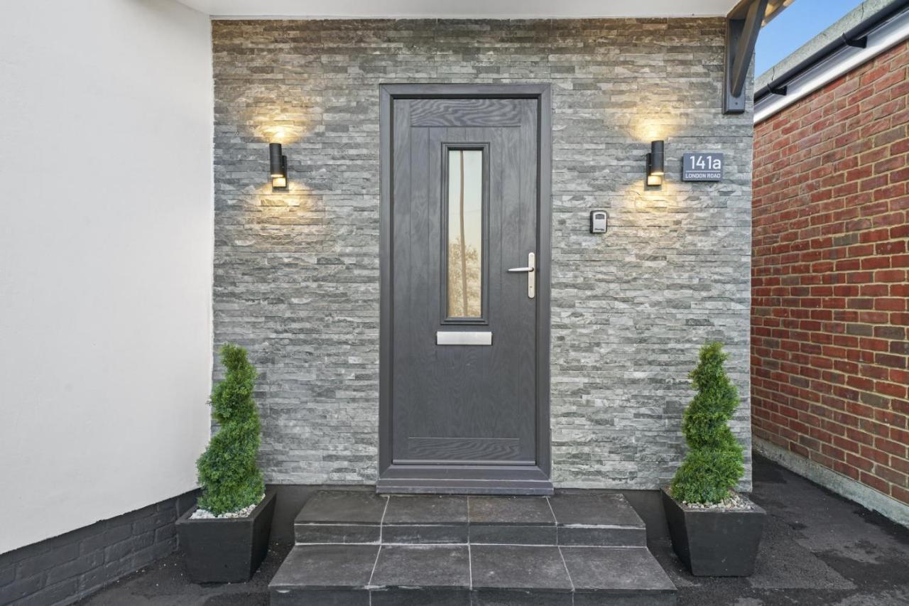 Modern Bungalow In Maidstone Sleeps 5 With Free Parking Kültér fotó