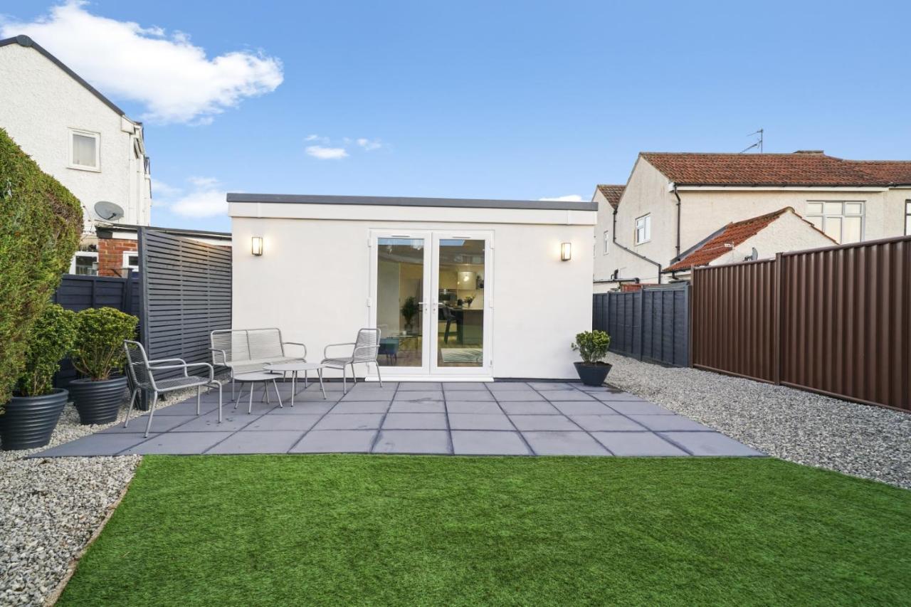 Modern Bungalow In Maidstone Sleeps 5 With Free Parking Kültér fotó