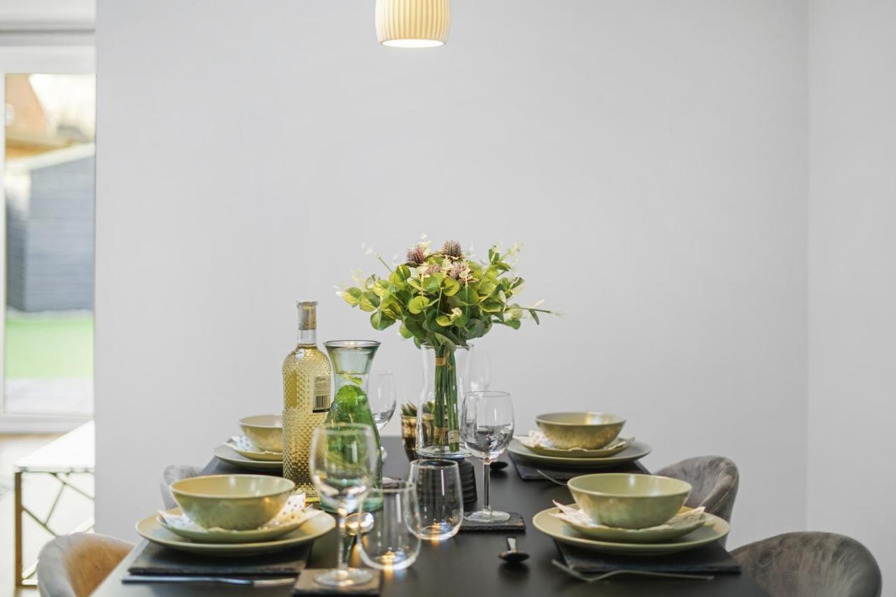 Modern Bungalow In Maidstone Sleeps 5 With Free Parking Kültér fotó