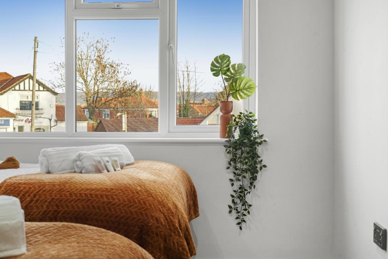 Modern Bungalow In Maidstone Sleeps 5 With Free Parking Kültér fotó